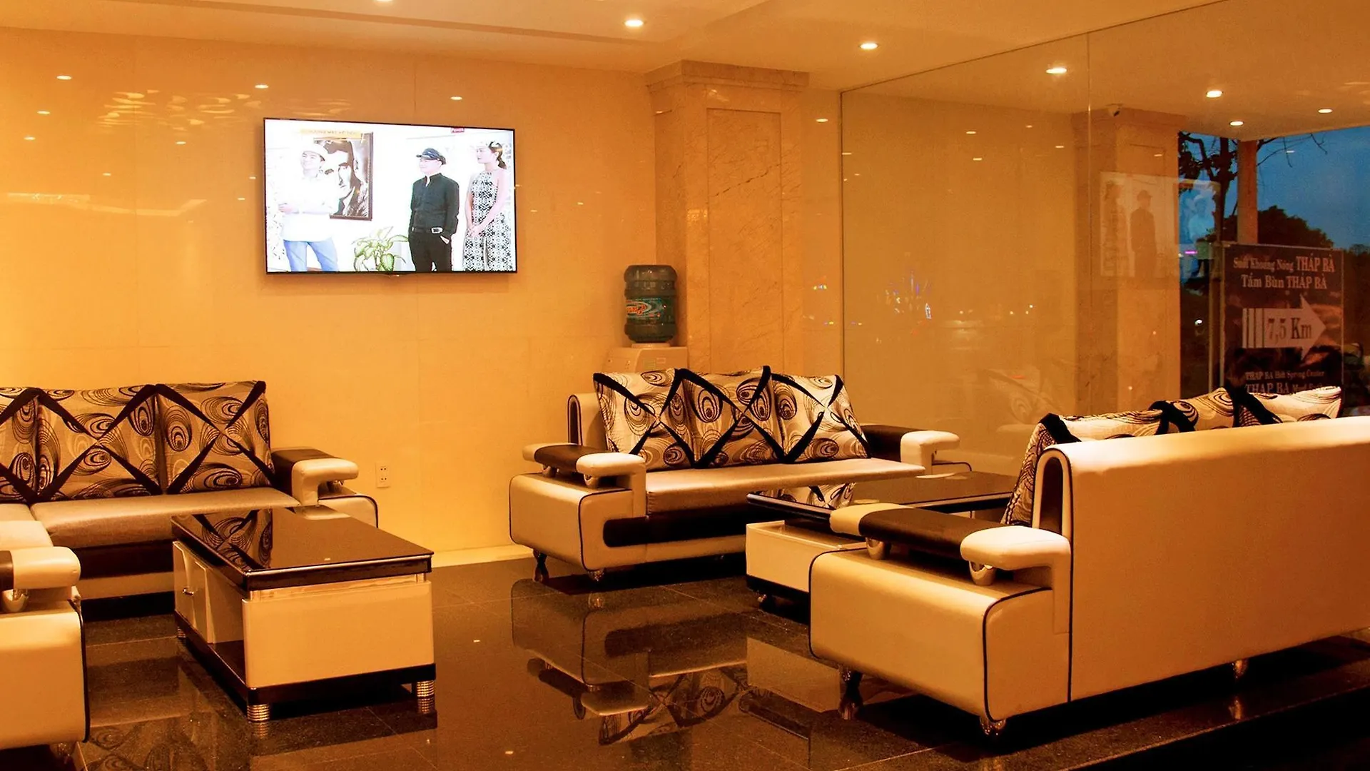 Pearl City Hotel Нячанг